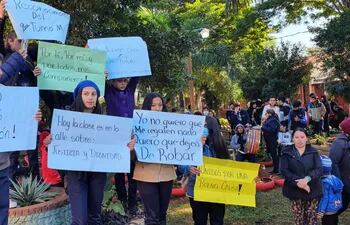 Los padres y alumnos del Colegio Nacional Minga Porã iniciaron la medida de fuerza a tempranas horas de este lunes.