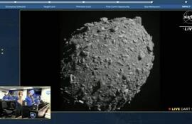 Dimorphos justo antes de que el Double Asteroid Redirection Test (DART) impactara contra el asteroide. Así lo vieron desde los cuarteles centrales de la NASA, como se ve a la izquierda de la foto, abajo.