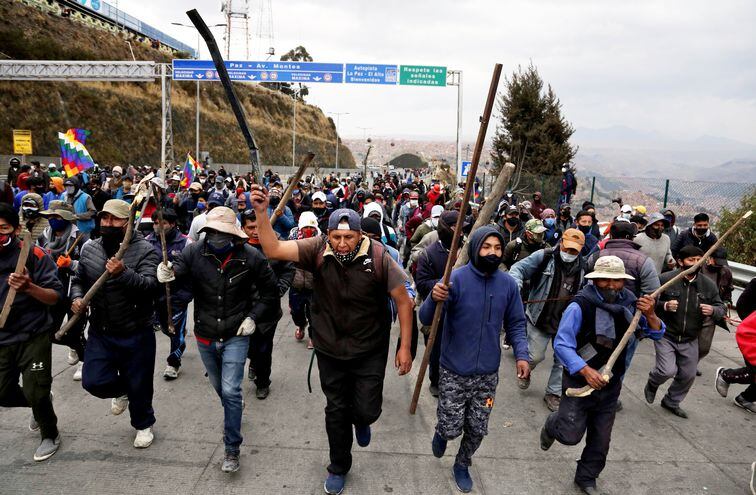 Seguidores del partido MAS, del expresidente Evo Morales, bloquean las calles de Bolivia, en reclamo por elecciones.