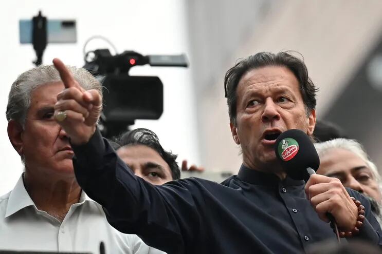 El exprimer ministro de Pakistán, Imran Khan (d) pronuncia un discurso durante un mitin celebrado en Gujranwala.  (AFP)