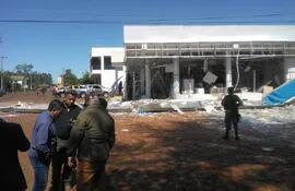 Imagen del Banco Regional de Pirapó tras el asalto.