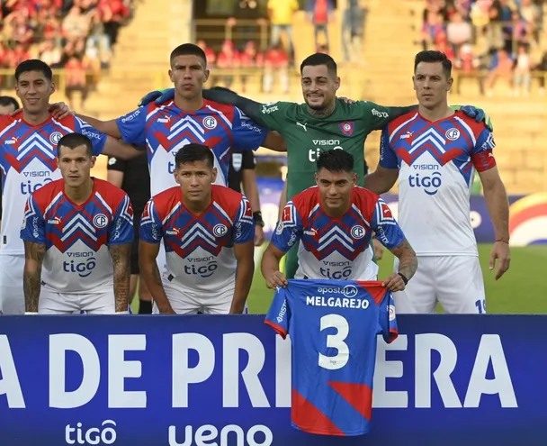 Los jugadores de Cerro Porteño forman para la fotografía previa al partido contra Sportivo Luqueño por la séptima ronda del torneo Clausura 2023 del fútbol paraguayo en el estadio Villa Alegre, en Encarnación.