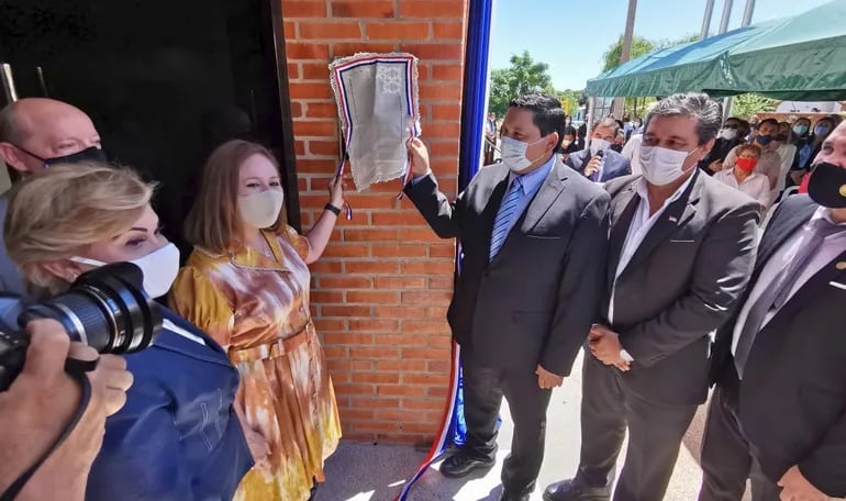 La defensora general, Lorena Segovia Azucas, y el intendente de San Juan  Bautista, Juan Carlos Meza (PLRA), descubren una placa inaugural.
