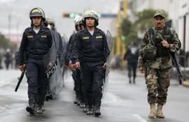 Policías custodian las inmediaciones del Congreso peruano este martes, en Lima (Perú). La tranquilidad reina en Perú un día después de la disolución del Congreso.