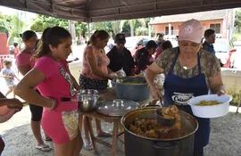 Grupos de voluntarias se encargan de preparar ollas populares para servir a las familias damnificadas por inundación en Ayolas (archivo).