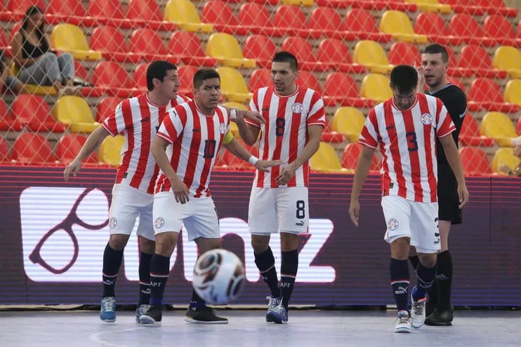 Los paraguayos en el festejo de uno de los partidos que disputó la Albirroja en Brasil.