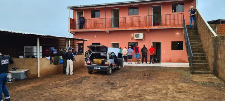 La casa allanada por la Policía en prosecución del atentado en que fallecieron la hija del gobernador de Amambay y otras tres personas.