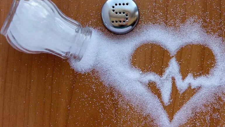 Para prevenir enfermedades renales es importante reducir la ingesta de sal, en las comidas. El consumo excesivo de sal puede causar, retención de líquido, hipertensión arterial y daño renal.