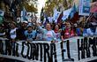Miembros de una organización sindical se manifiestan en Buenos Aires contra el hambre y la crisis económica. (AFP)