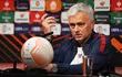 Jose Mourinho, Entrenador de AS Roma, hablando con los medios de comunicación en la conferencia de prensa en Puskas Arena en Budapest.