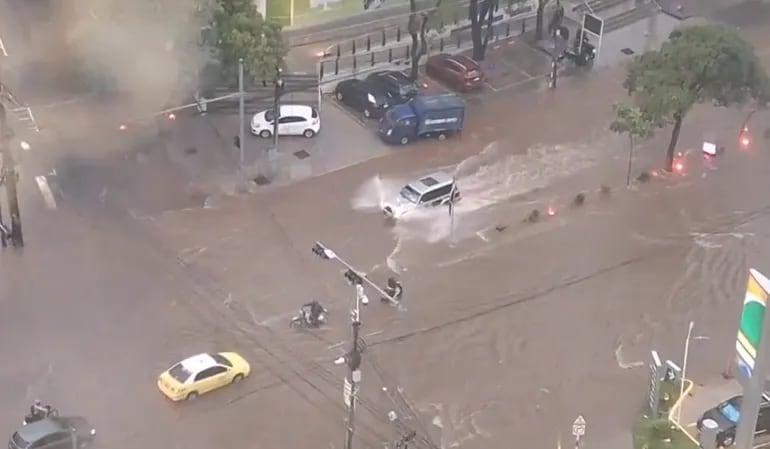 Las calles de Asunción se inundaron tras una fuerte lluvia.