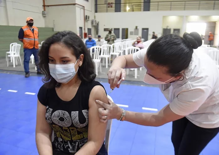 La población joven de 18 años podrá vacunarse la otra semana tras el arribo de más biológicos aseguró ayer el doctor Julio Borba, ministro de Salud.