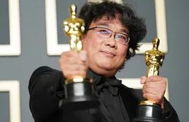 El cineasta surcoreano Bong Joon-ho posa con dos de las cuatros estatuillas conseguidas por su película “Parásitos”, durante la 92° entrega de los Premios Óscar.