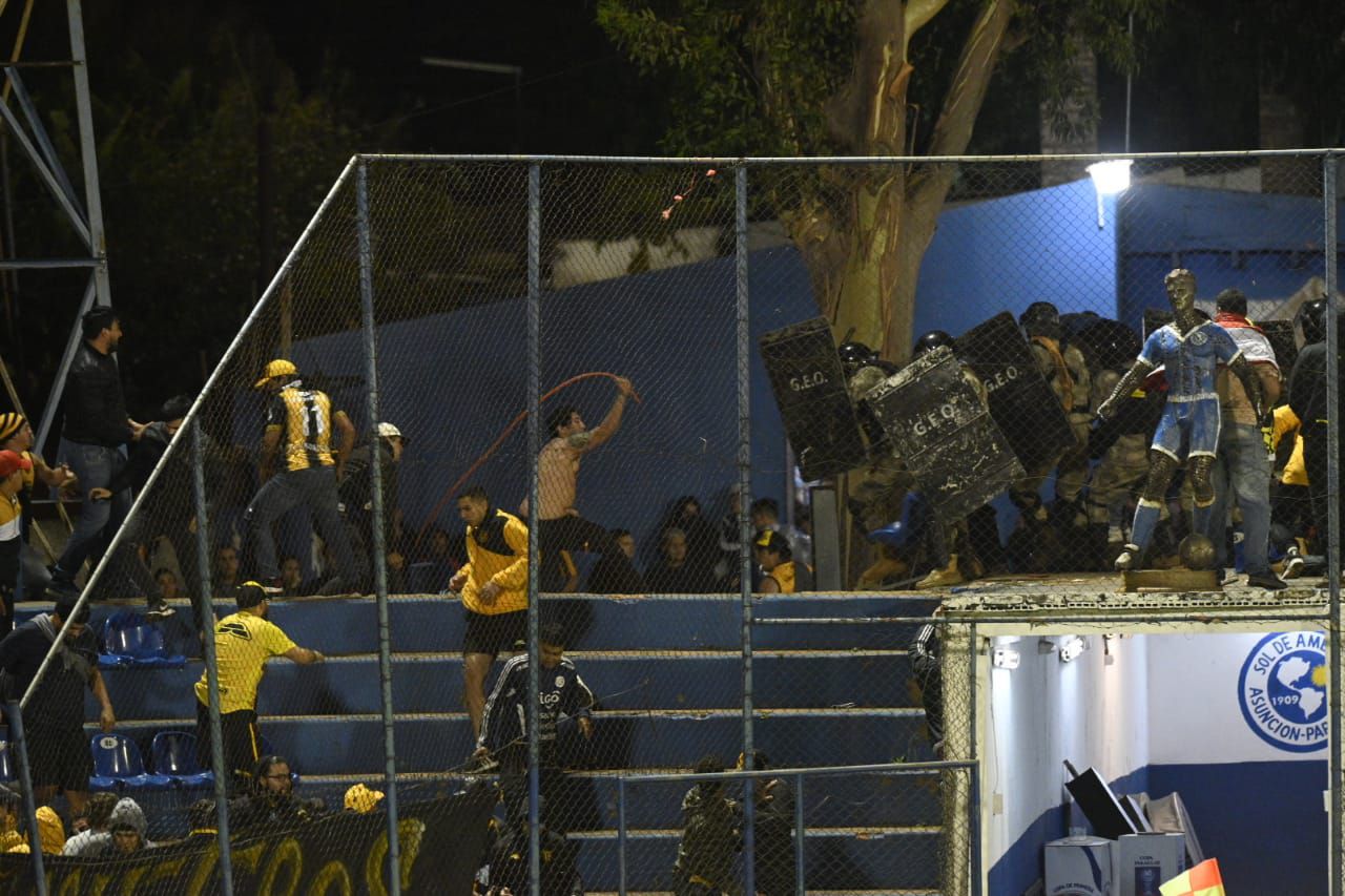 La batalla campal entre barras de Guaraní y Libertad en el entretiempo del partido de los cuartos de final de la Copa Paraguay 2022.