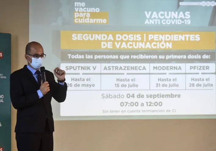 El doctor Héctor Castro, director del PAI, anunció las nuevas fechas del calendario de vacunación contra el covid.