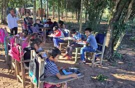Alumnos de la escuela N° 5792 Potrerito, de Yby Pytã, Canindeyú, dan clases bajo árboles desde hace dos años.