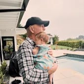 Bruce Willis con su nieta Louetta en brazos.