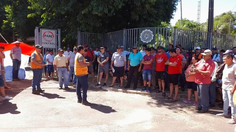 Obreros de Aña Cua se manifestaron frente a Yacyretá en Ayolas.