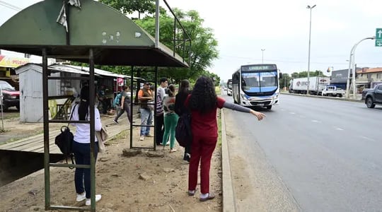 Pasajeros esperan buses