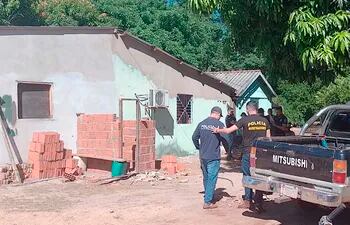 Policías llegan a la casa donde ocurrió el crimen, en la colonia Sapucai de Yby Yaú.