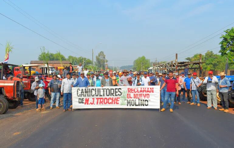 Poco más de 250 cañicultores cerraron la ruta principal de la ciudad para exigir al Gobierno el inicio de la construcción del nuevo Tren de Molienda para la planta alcoholera de Petropar.