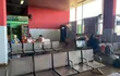 Algunos ciudadanos extranjeros y locales se encuentran varados en la Terminal de Ómnibus ante la falta de transporte por el Censo Nacional. Son viajeros que llegaron desde el exterior del país en esta madrugada.