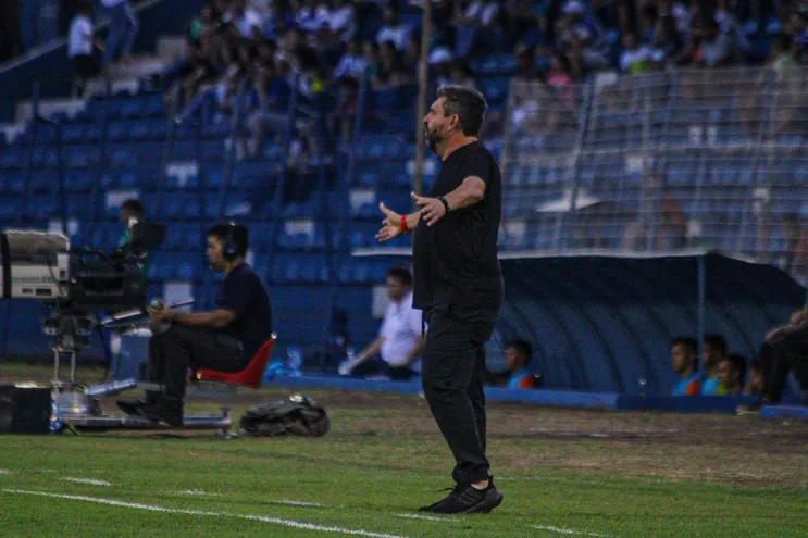 El paraguayo Humberto Ovelar, técnico de Sol de América, en el partido ante 2 de Mayo por la quinta fecha del torneo Apertura 2024 del fútbol paraguayo en el estadio Río Parapití, en Pedro Juan Caballero.