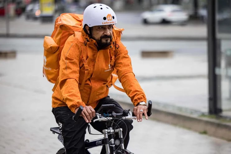 Sayed Sadaat, exministro de Comunicaciones en Afganistán pedalea su bicicleta de repartidor en Leipzig, Alemania.