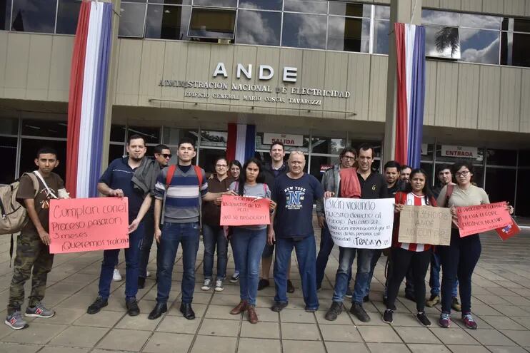 Las personas con discapacidad se manifestaron ayer en la ANDE pidiendo su pronta incorporación.