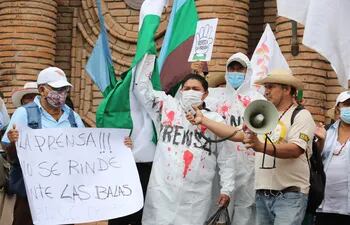Periodistas marchan para exigir justicia, "no impunidad" y celeridad en las investigaciones sobre el secuestro y tortura que sufrieron siete trabajadores de medios de comunicación durante una cobertura sobre avasallamientos, hoy, en Santa Cruz (Bolivia).