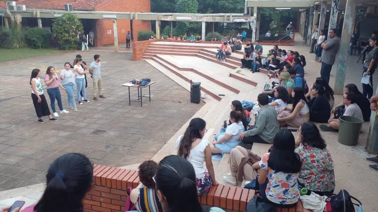 Plenaria de estudiantes de la Facultad de Arquitectura, Diseño, y Arte (FADA) de la Universidad Nacional de Asunción (UNA).