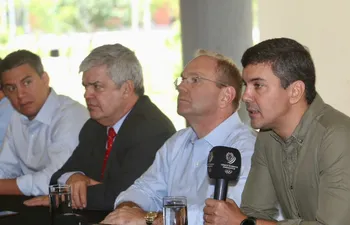 Santiago Peña (d), candidato del Partido Colorado a la presidencia del Paraguay, en el Comité Olímpico Paraguayo (COP) junto a Camilo Pérez (a su lado).