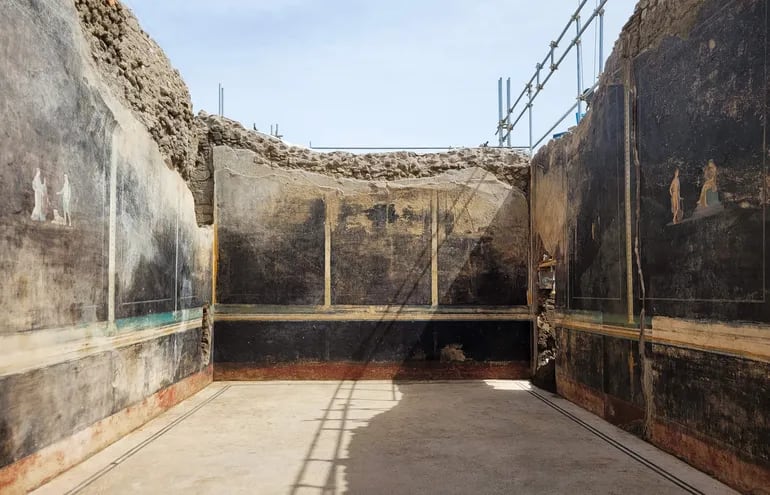 Las excavaciones en el área arqueológica de Pompeya (sur de Italia), la ciudad destruida por la erupción del Vesubio en el año 79, permitieron el descubrimiento de un imponente salón de banquetes, de elegantes paredes negras y decorado con frescos con temas mitológicos inspirados en la guerra de Troya.