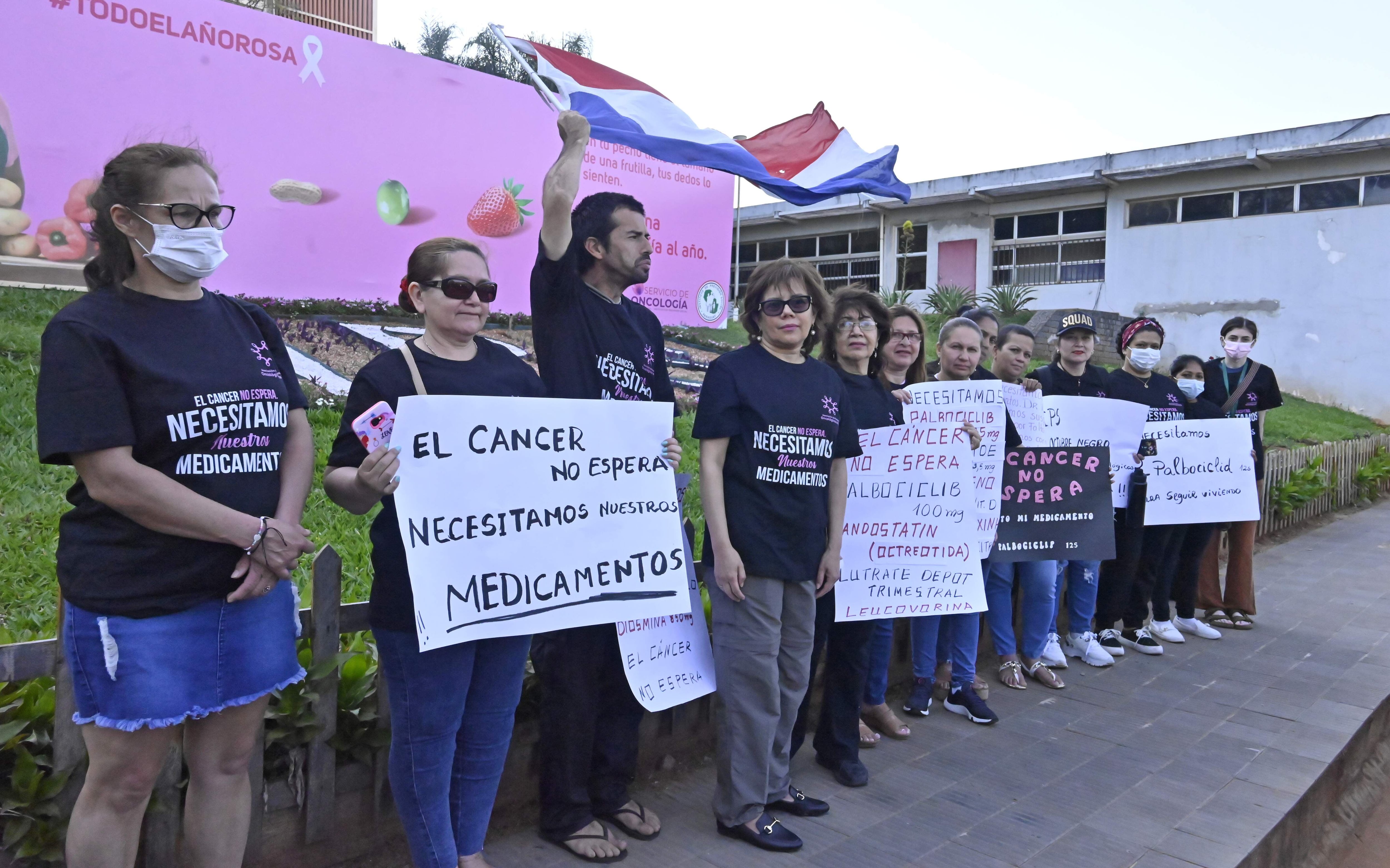 La Asociación de Pacientes Oncológicos del IPS, se manifestó el miércoles último en la explanada del Hospital Central para denunciar la carencia de diversas medicinas contra el cáncer. 