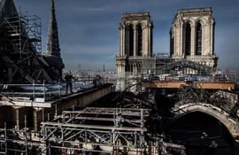 Obreros trabajan en remover el andamiaje quemado del techo de la catedral de Notre Dame en París, Francia.