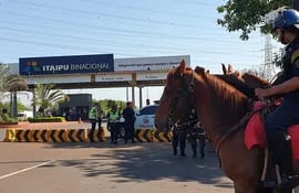 Seguridad reforzada de la barrera de Itaipú durante la manifestación de trabajadores decontratados.