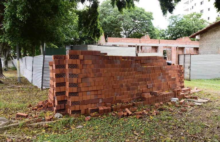 La obra paralizada en el colegio Patricio Guggiari y materiales de construcción ubicados sin protección, en el patio, a días del inicio de clases.