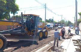 Desde el lunes, máquinas de la Municipalidad de Luque comenzaron a operar sobre la avenida Nanawa.