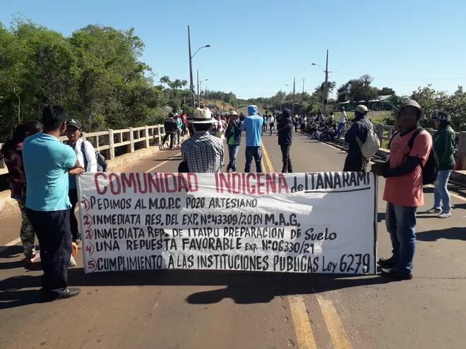 Cierre de ruta en Villa Ygatimí por parte de indígenas que reclaman asistencia del Estado.