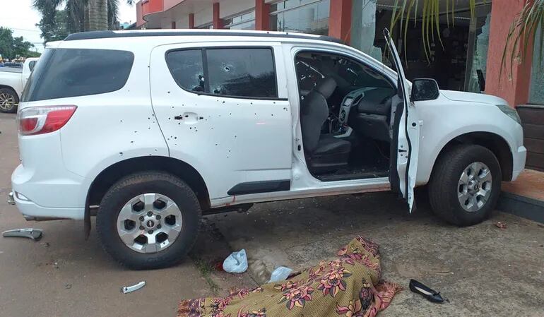 Camioneta atacada por sicarios en Pedro Juan Caballero.