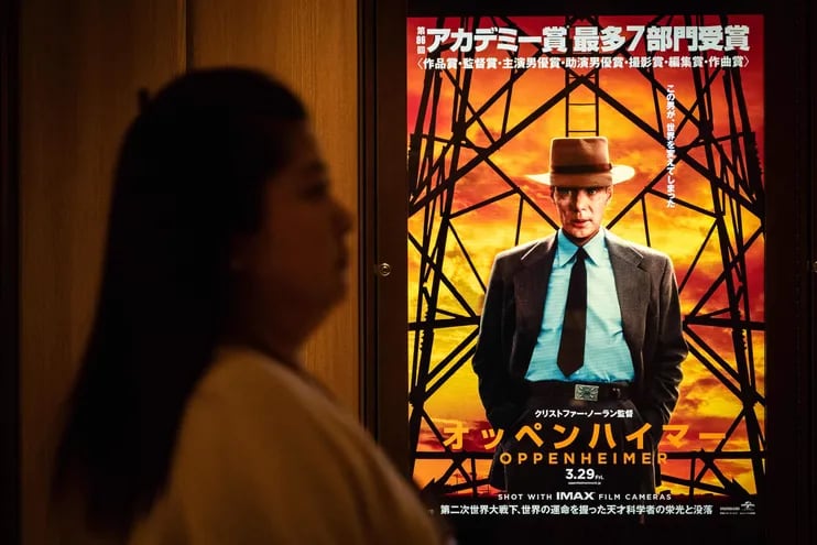 Una mujer pasa junto a un anuncio de 'Oppenheimer' en Tokio. "Oppenheimer", ganadora del Oscar a la mejor película, finalmente se estrenó el 29 de marzo en Japón, donde su tema, el hombre que planeó la bomba atómica es un muy sensible y emotivo.