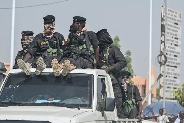 Policías patrullan en N'Djamena, Chad, este viernes, luego del anuncio de los resultados de la elección presidencial en ese país africano.