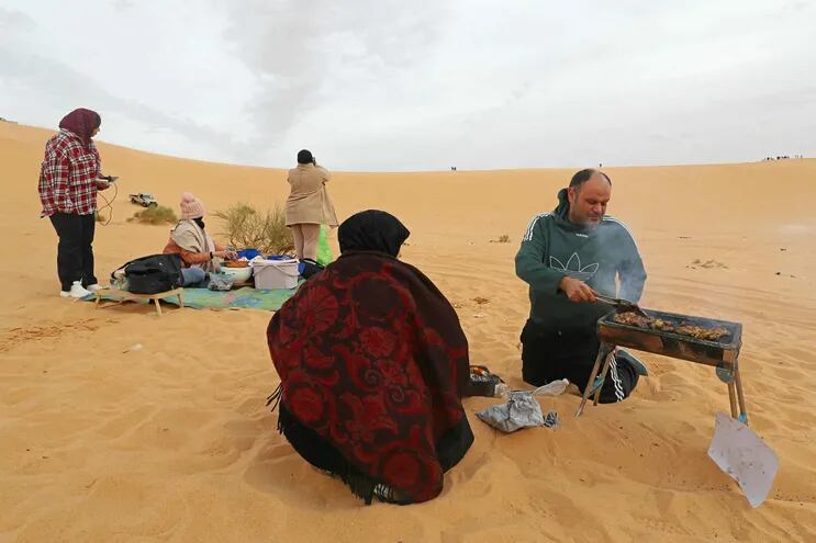 Un hombre prepara comida en al-Ramla cerca del pueblo libio de Ghadames, un oasis en el desierto a  650 kilómetros de la capital de Libia Trípoli.