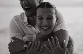 Millie Bobby Brown y Jake Bongiovi anunciaron felices que están comprometidos.
