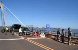Personal de la Prefectura paraguay observa el operativo despeje del puente internacional por parte de efectivos de la gendarmería argentina.