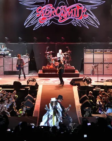 La agrupación estadounidense Aerosmith durante un concierto en el estadio Centenario, en Montevideo (Uruguay), en 2013. La banda se despedirá con la gira "Peace Out".