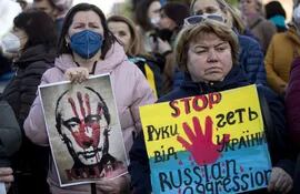 Ucranianos protestan contra los ataques de Rusia a su país.