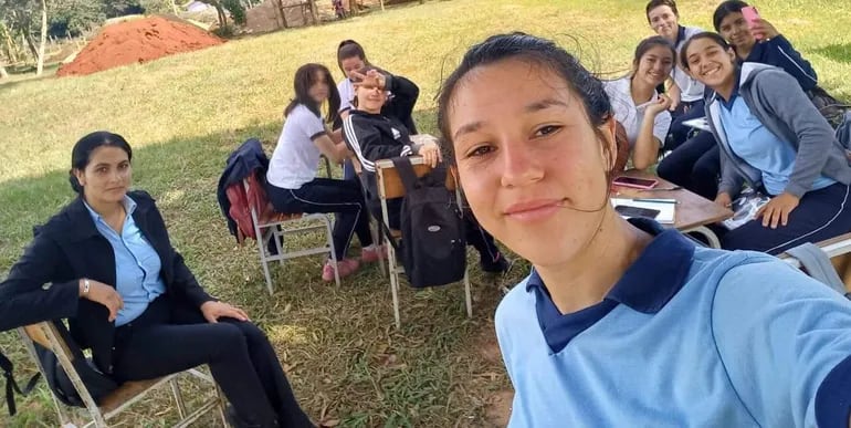 Una alumna de noveno grado hace un selfie en el primer día de clases. A la izquierda se encuentra la profesora de guaraní y castellano, Juana Bautista Bellozo.