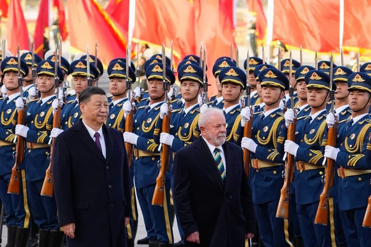 El presidente de China, Xi Jinping (i) y el mandatario brasileño, Lula da Silva (d), en Pekín. Brasil asumirá la presidencia semestral del Mercosur y un acuerdo de libre comercio con el gigante asiático comienza a planear sobre las mesas de negociaciones.  (AFP)