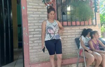 Ana Romero, se encadenó por la ventana de la casa que ocupa en el territorio social, Santa Catalina de la ciudad de San Antonio, para evitar el desalojo del lugar.